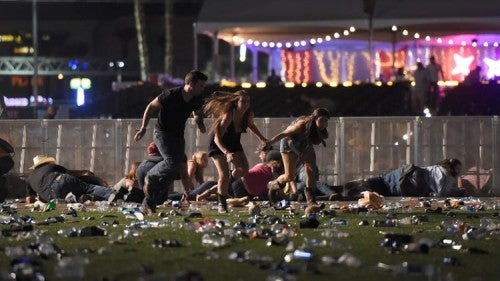 Από το μπαλκόνι άνοιξε πυρ ο δράστης στο Λας Βέγκας -2 νεκροί και δεκάδες τραυματίες (βίντεο)